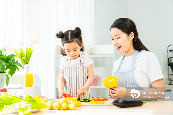 妈妈和女儿一起做饭