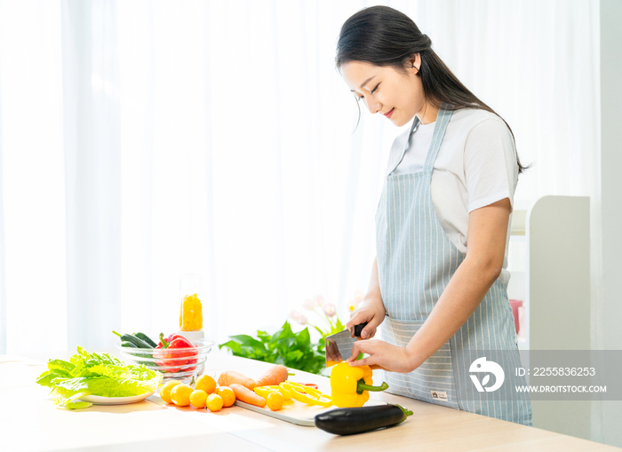 年轻女子在厨房做饭