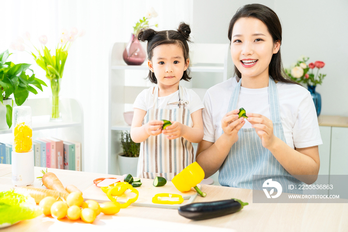 妈妈和女儿一起做饭