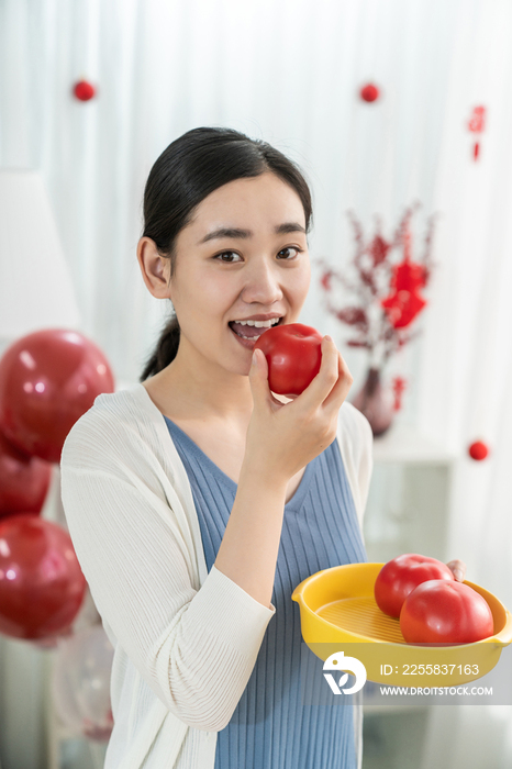 年轻女子在家的休闲时光