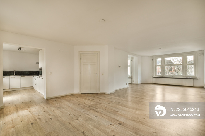 an empty living room with wood flooring and white walls in the room is very clean, but there is no f