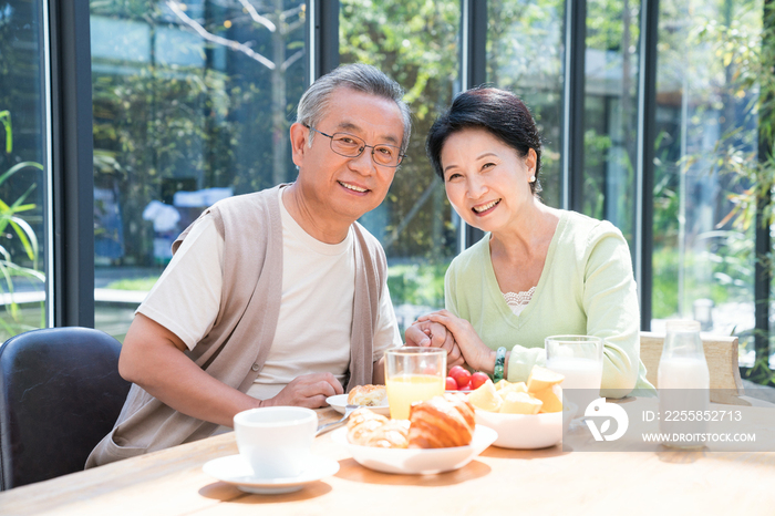 一对老夫妻在吃早餐