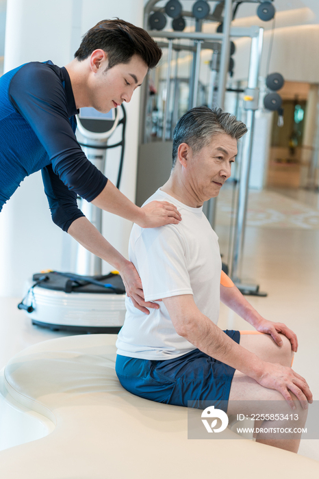 老年男子在私教的指导下健身