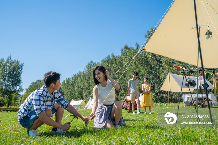 一群人露营地搭建天幕