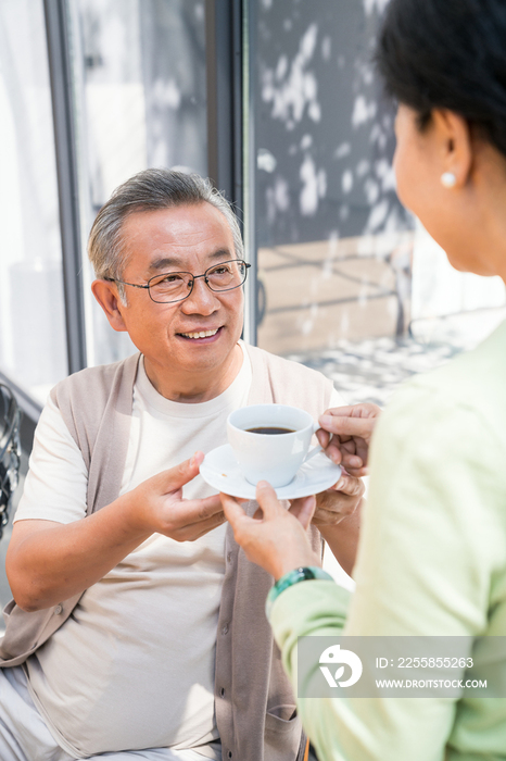 一对老夫妻在吃早餐