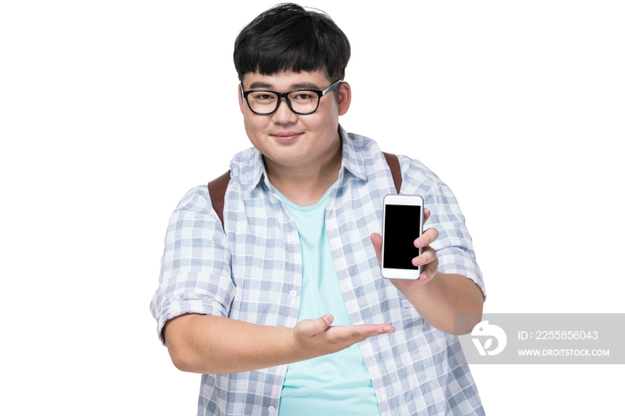 肥胖青年男子拿着手机