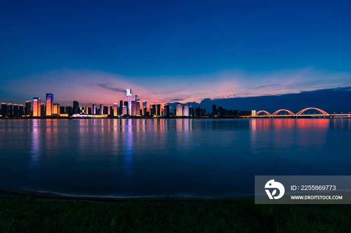 长沙湘江沿岸湖南金融中心建筑夜景