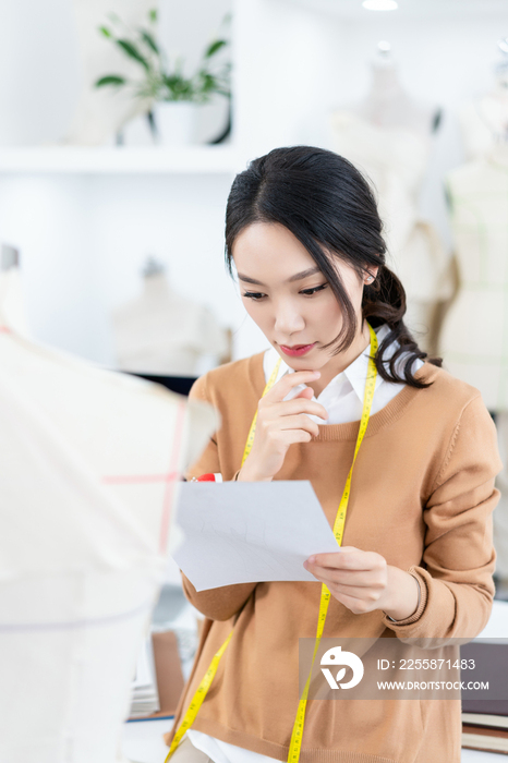 年轻女服装设计师