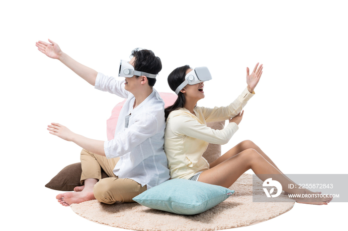 年轻情侣在家看VR电影