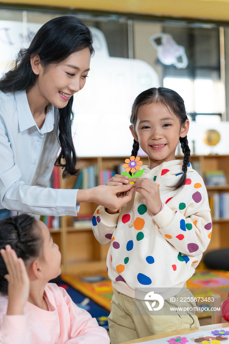 年轻女老师和学生在一起