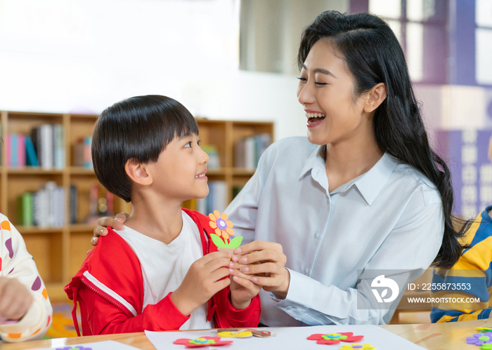 年轻女老师和学生在一起