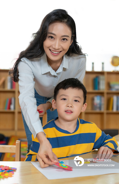 年轻女老师和学生在一起