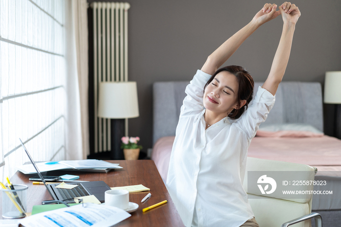 商务女子在酒店使用电脑