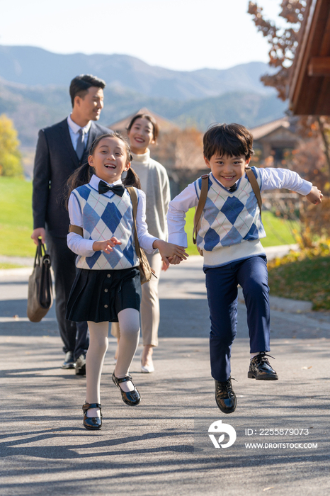 年轻夫妻送孩子去上学