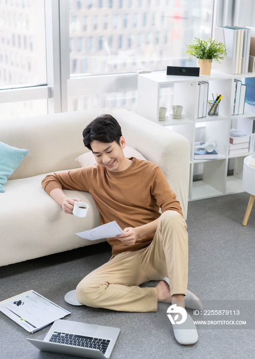 年轻男子在家使用笔记本电脑