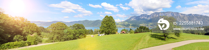 Blick auf Attersee mit Almwiese und Alpen bei Nussdorf, Salzburg Österreich Europa