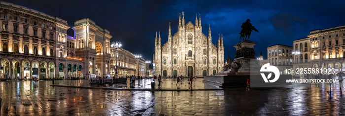 pioggia in piazza duomo a Milano