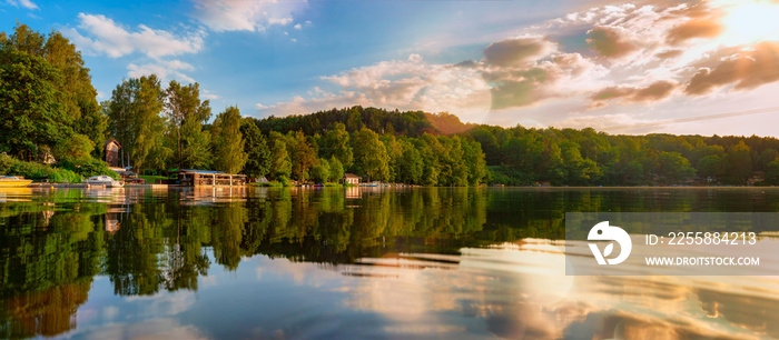 ruhige Abendstimmung zum Sonnenuntergang auf der  Talsperre Kriebstein in Lauenhain