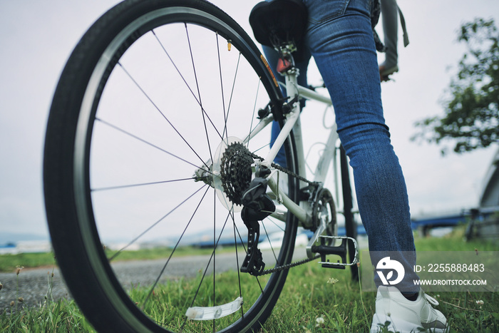 自転車に乗る女性の足元