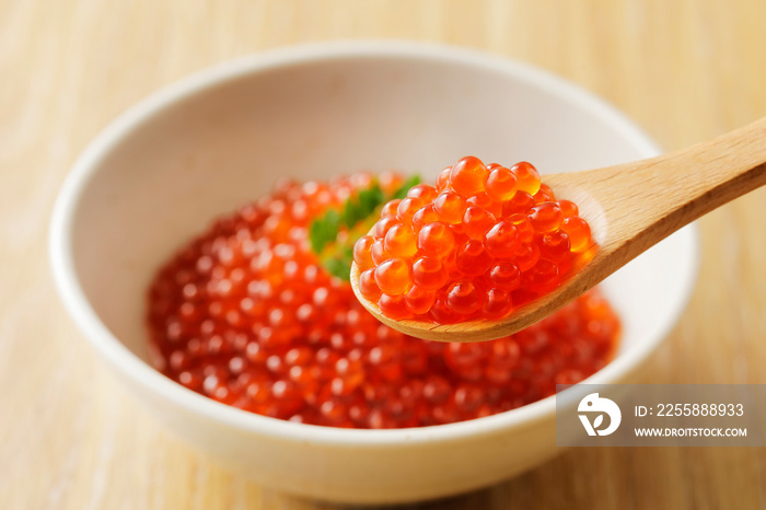 いくらの醤油漬けをスプーンで持ち上げる　Japanese soy sauce with the salmon roe