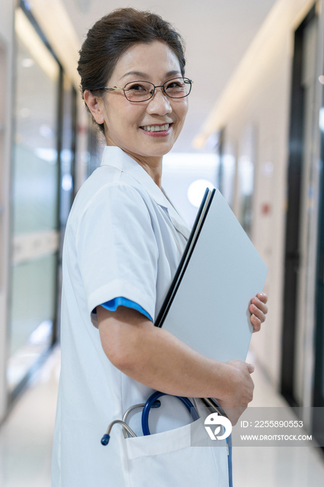 女医生在诊所