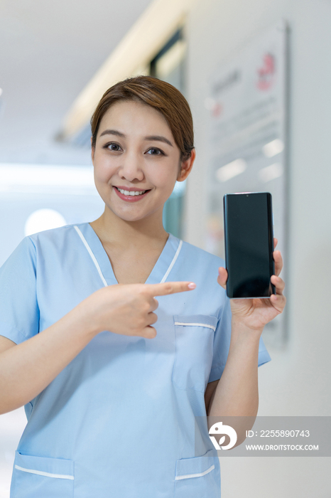 年轻女护士展示手机