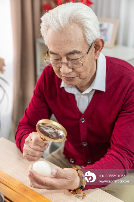 老年人研究古董