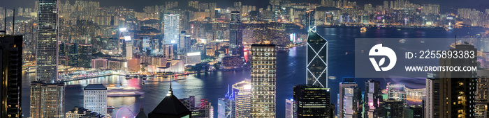 Blick auf die Skyline von Hong Kong, von Victoria Harbour bis nach Kowloon, bei Nacht