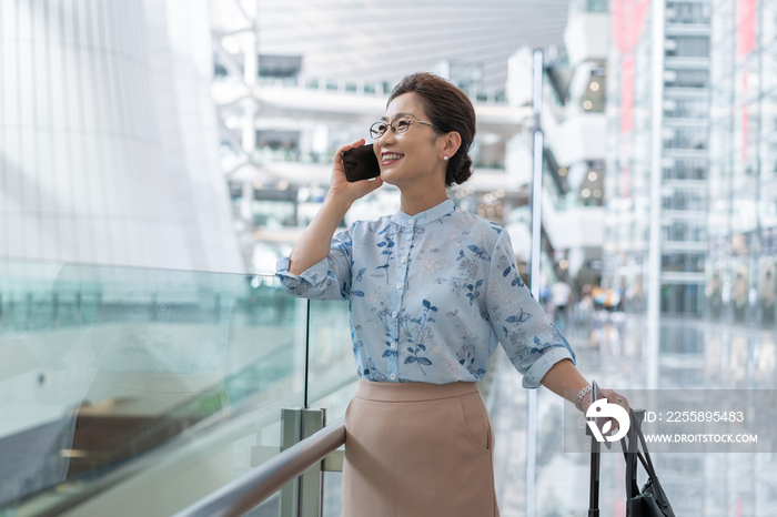 老年女人在机场打电话