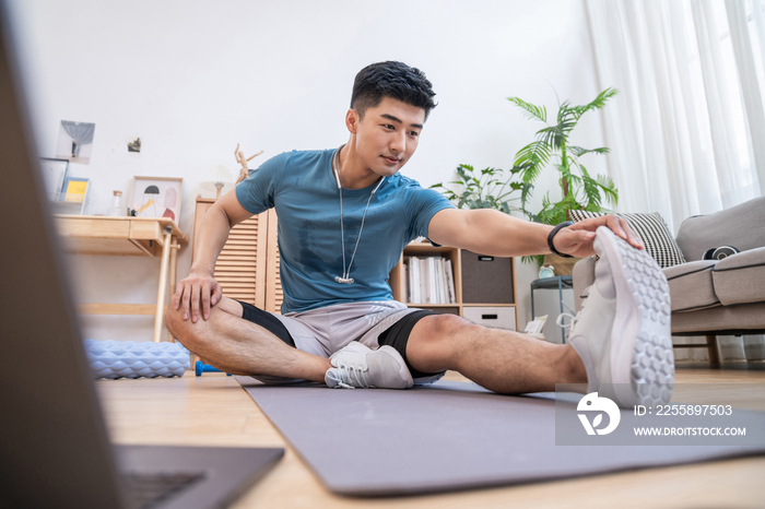 年轻男子在家健身