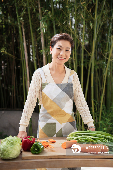 庭院内准备食材的中年女性肖像