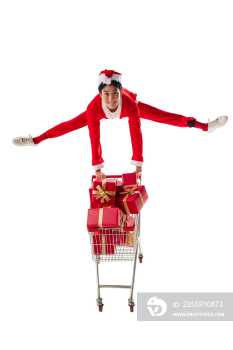 穿圣诞服的青年男人推着购物车