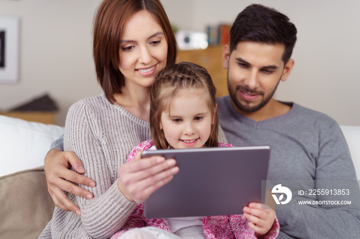 familie schaut zusammen auf tablet-pc