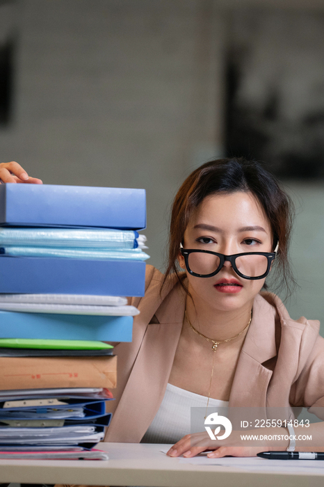 精疲力尽的年轻女性