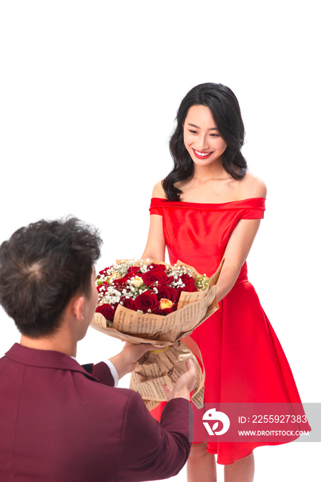 青年男人给女朋友送玫瑰花