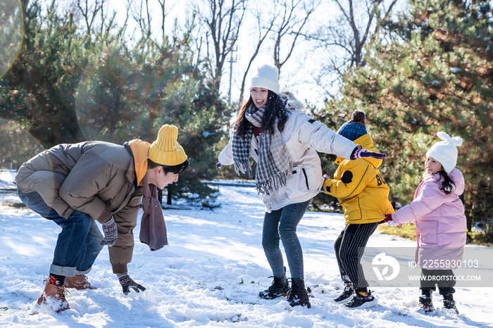 快乐的一家人在雪地里做游戏