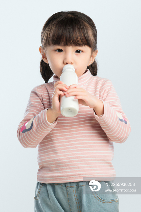 可爱的小女孩喝牛奶