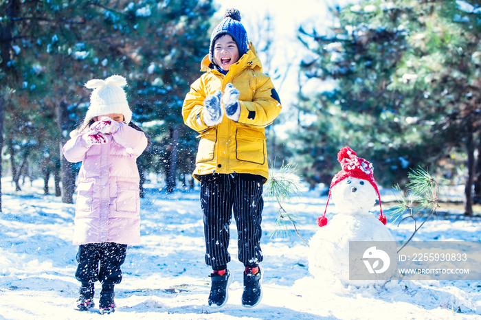 快乐儿童和雪人