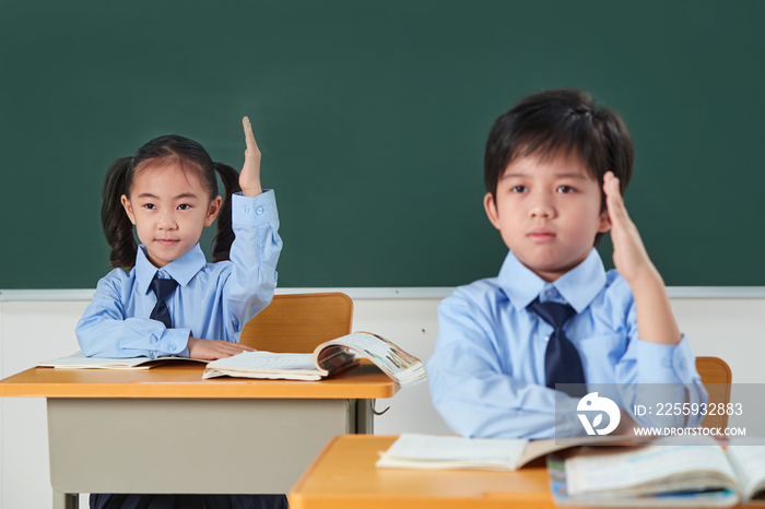 小学生在教室里上课