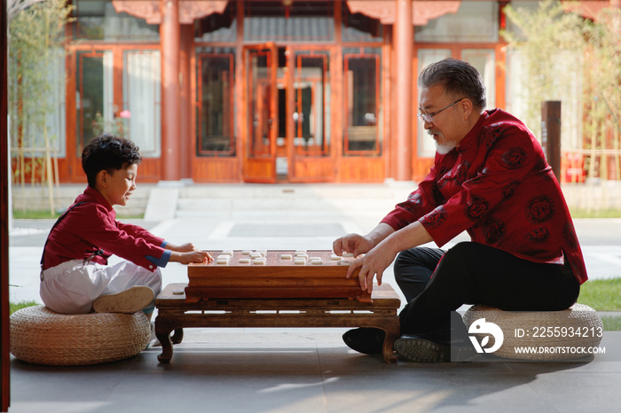 祖孙俩在庭院里下象棋