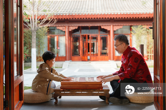 祖孙俩在庭院里下象棋