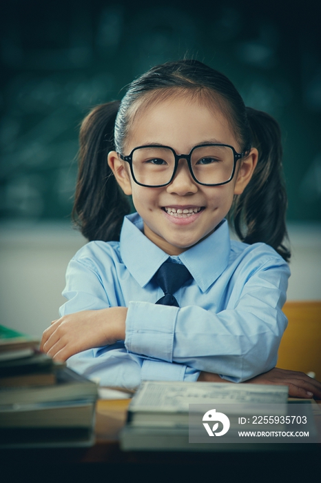 戴眼镜的小学女生