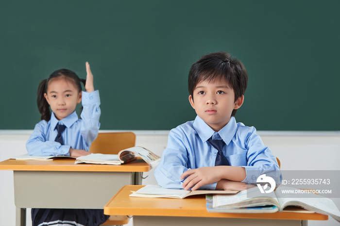 小学生在教室里上课