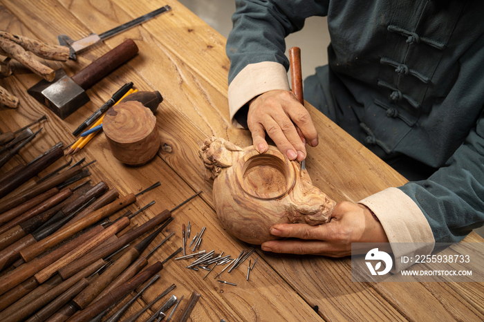 雕刻师和工作台上的大量工具