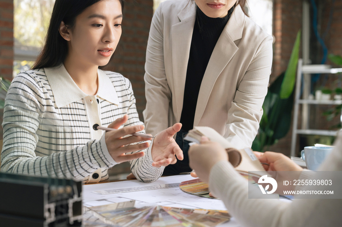 青年女设计师和顾客交谈