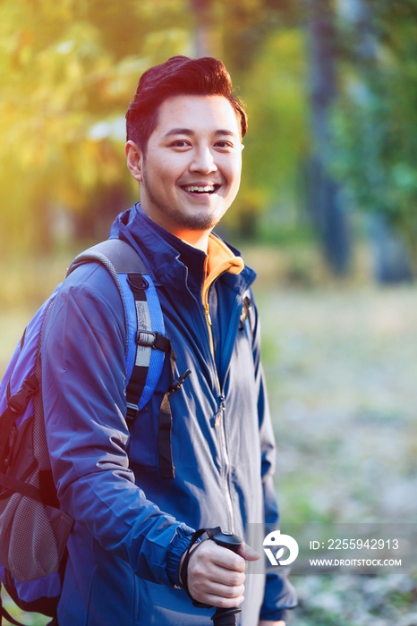 青年男人徒步旅行