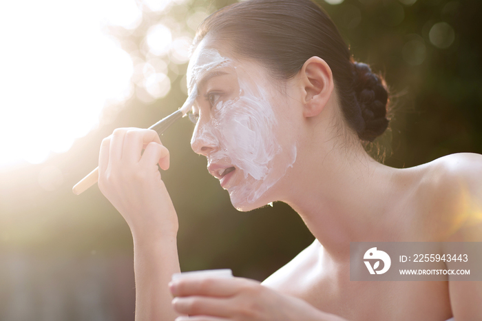 年轻女人在户外做SPA