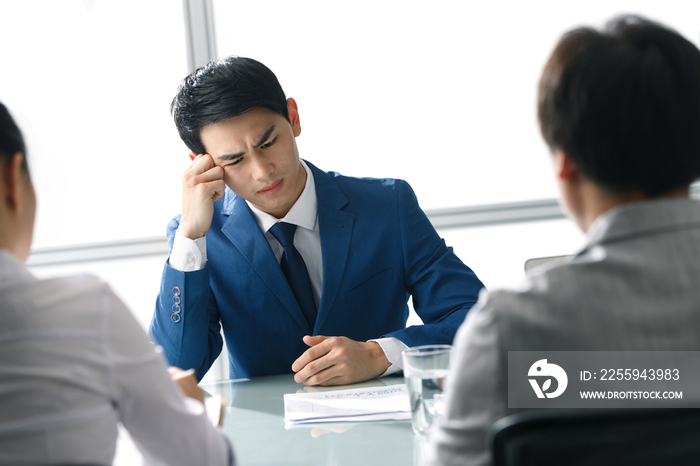 商务男女在办公室