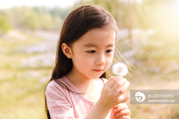 可爱的女孩在户外