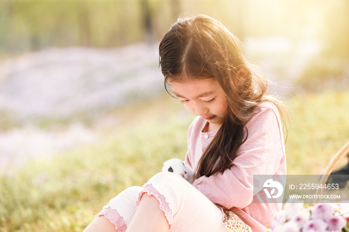 可爱的女孩在户外